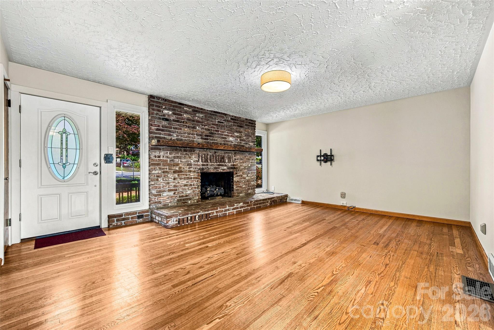 708 Loop Road Property Photo 2