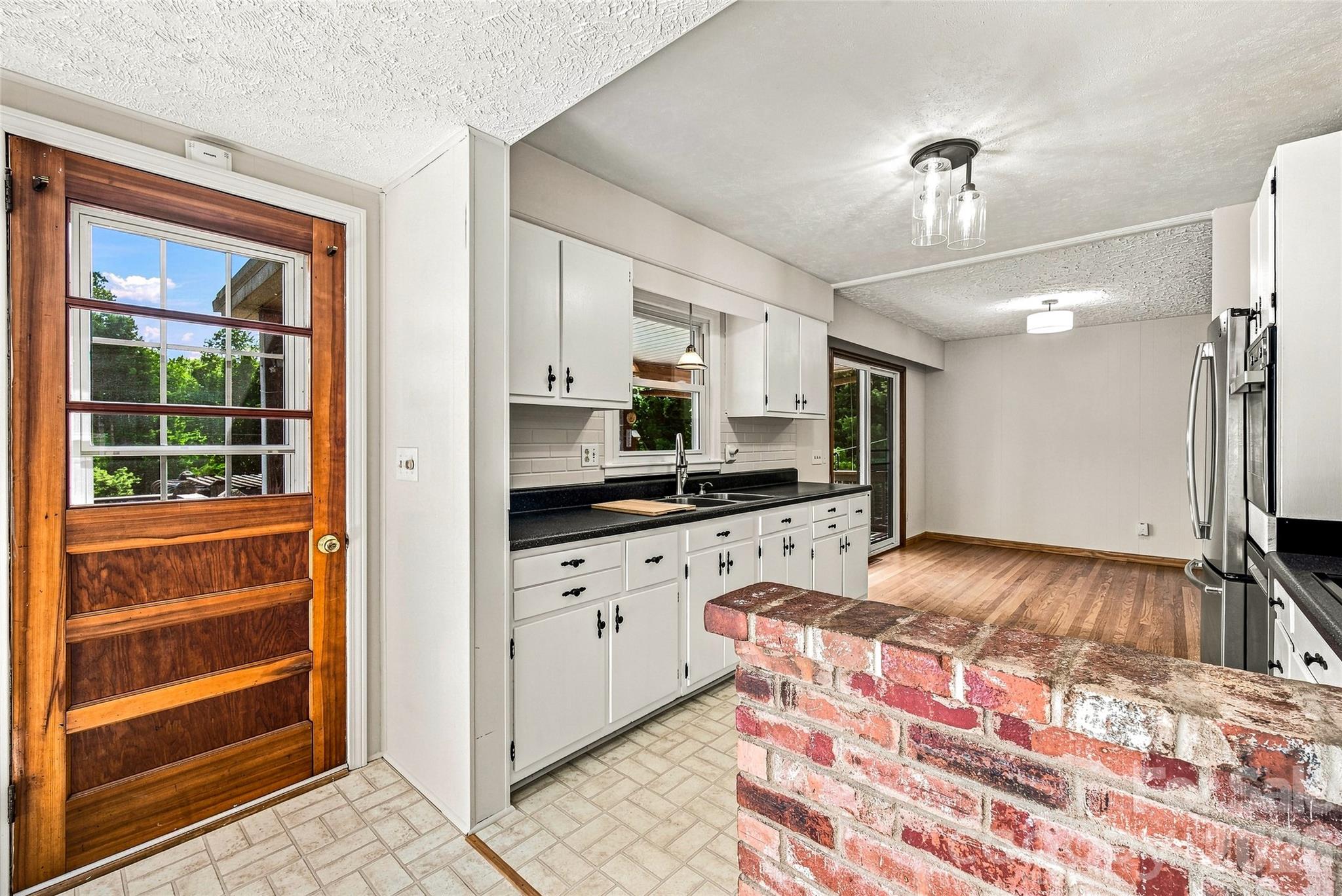 708 Loop Road Property Photo 3