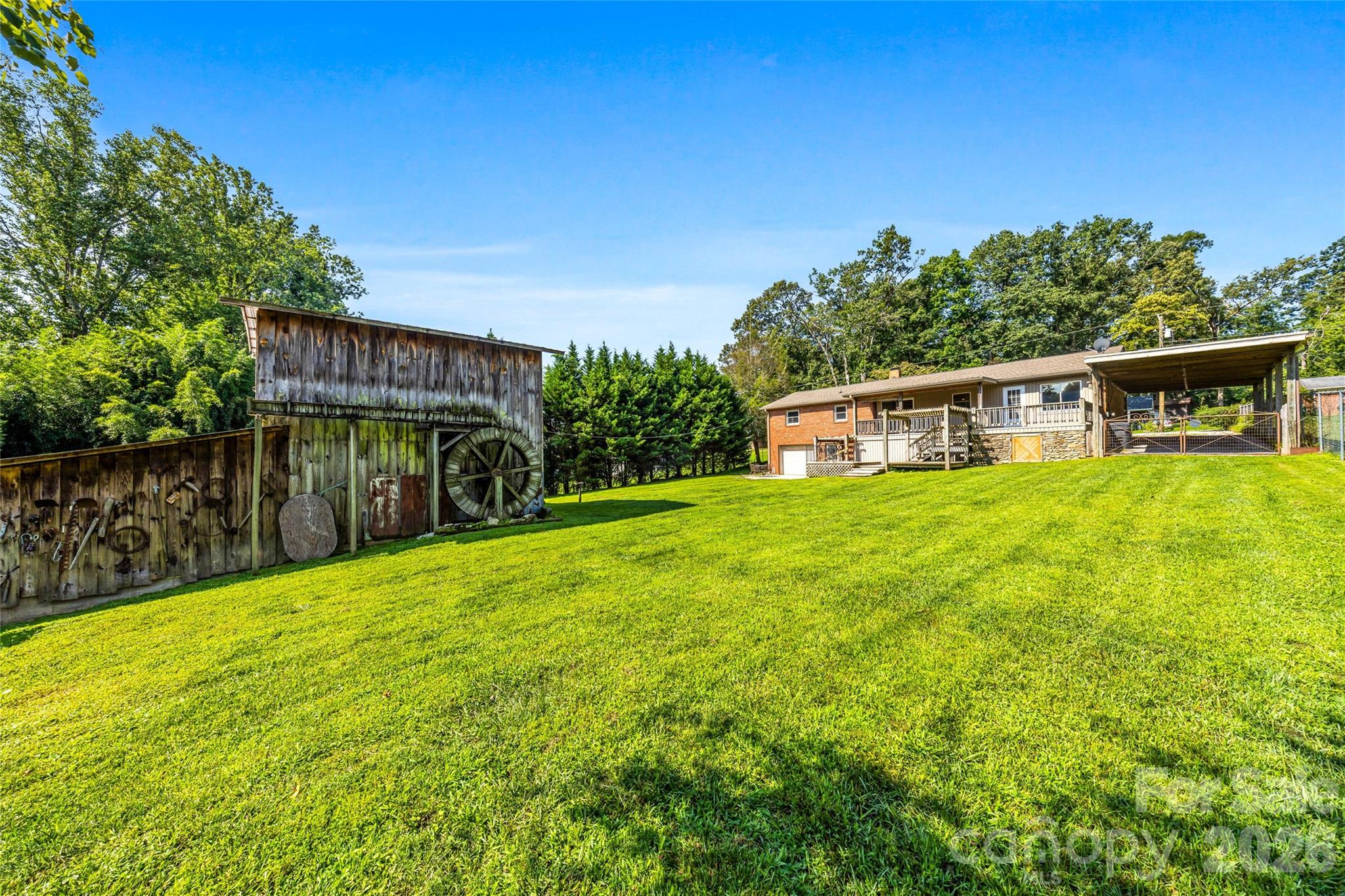 708 Loop Road Property Photo 5