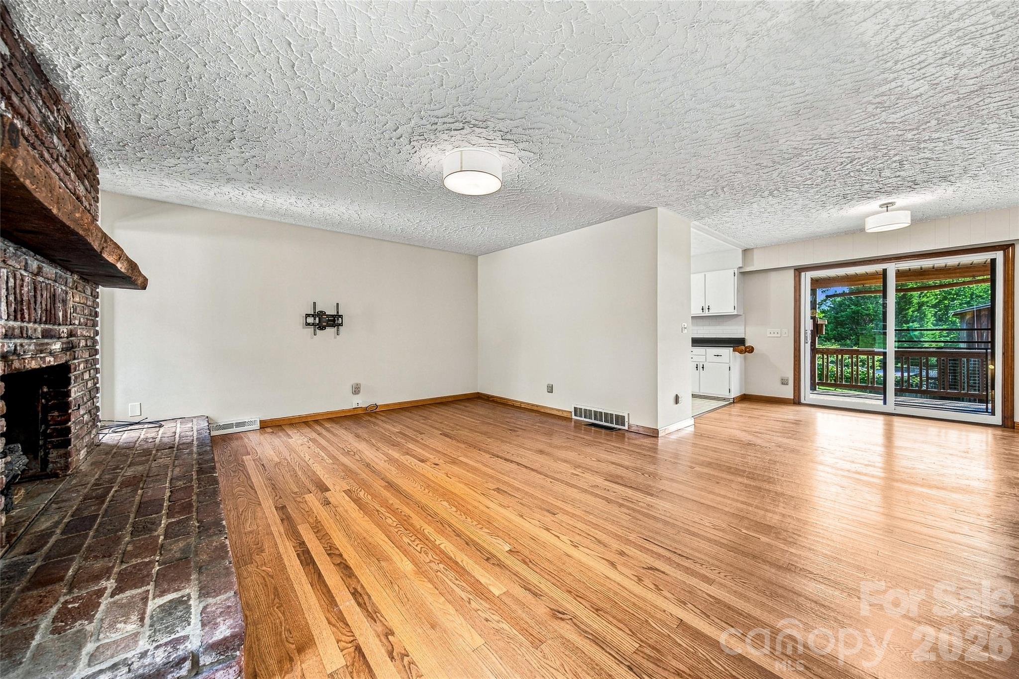 708 Loop Road Property Photo 8