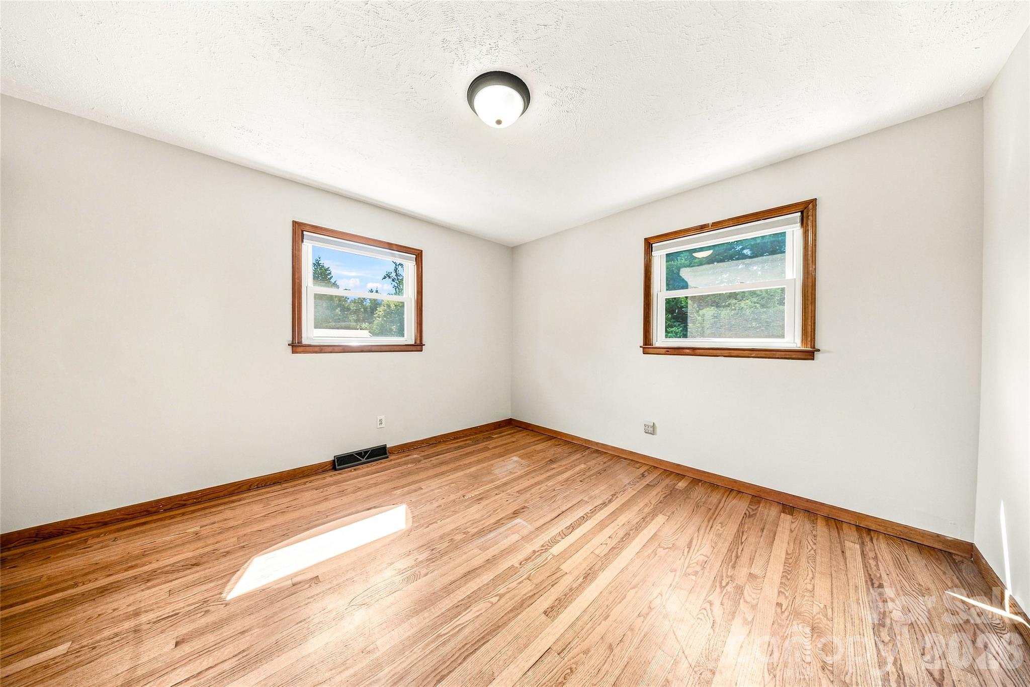 708 Loop Road Property Photo 13