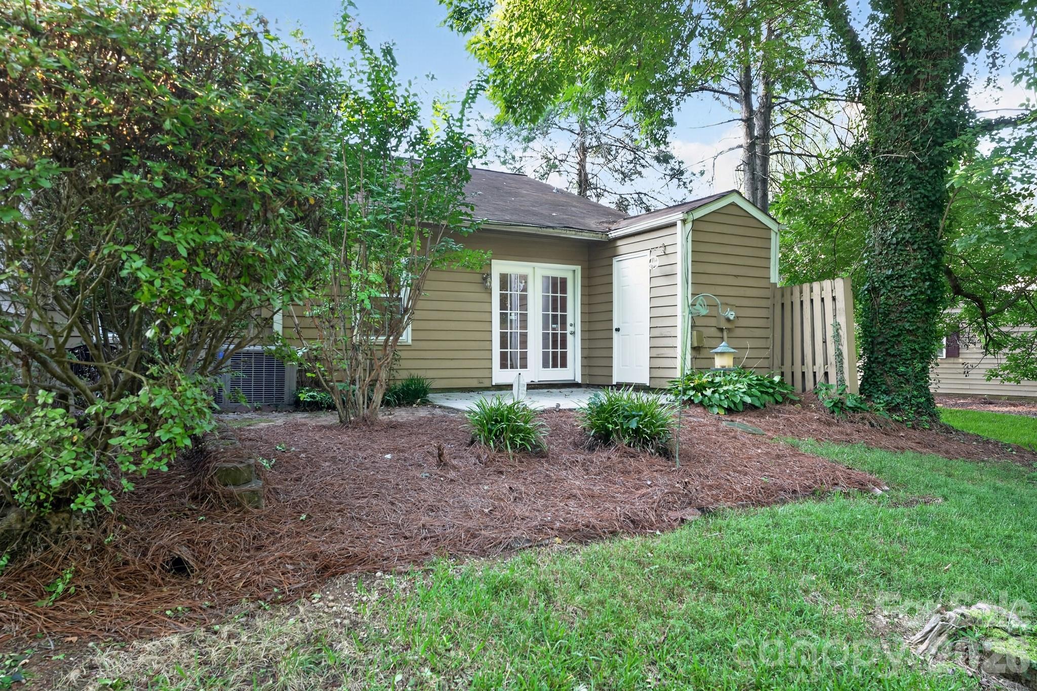 8316 Summerglen Circle Property Photo 3