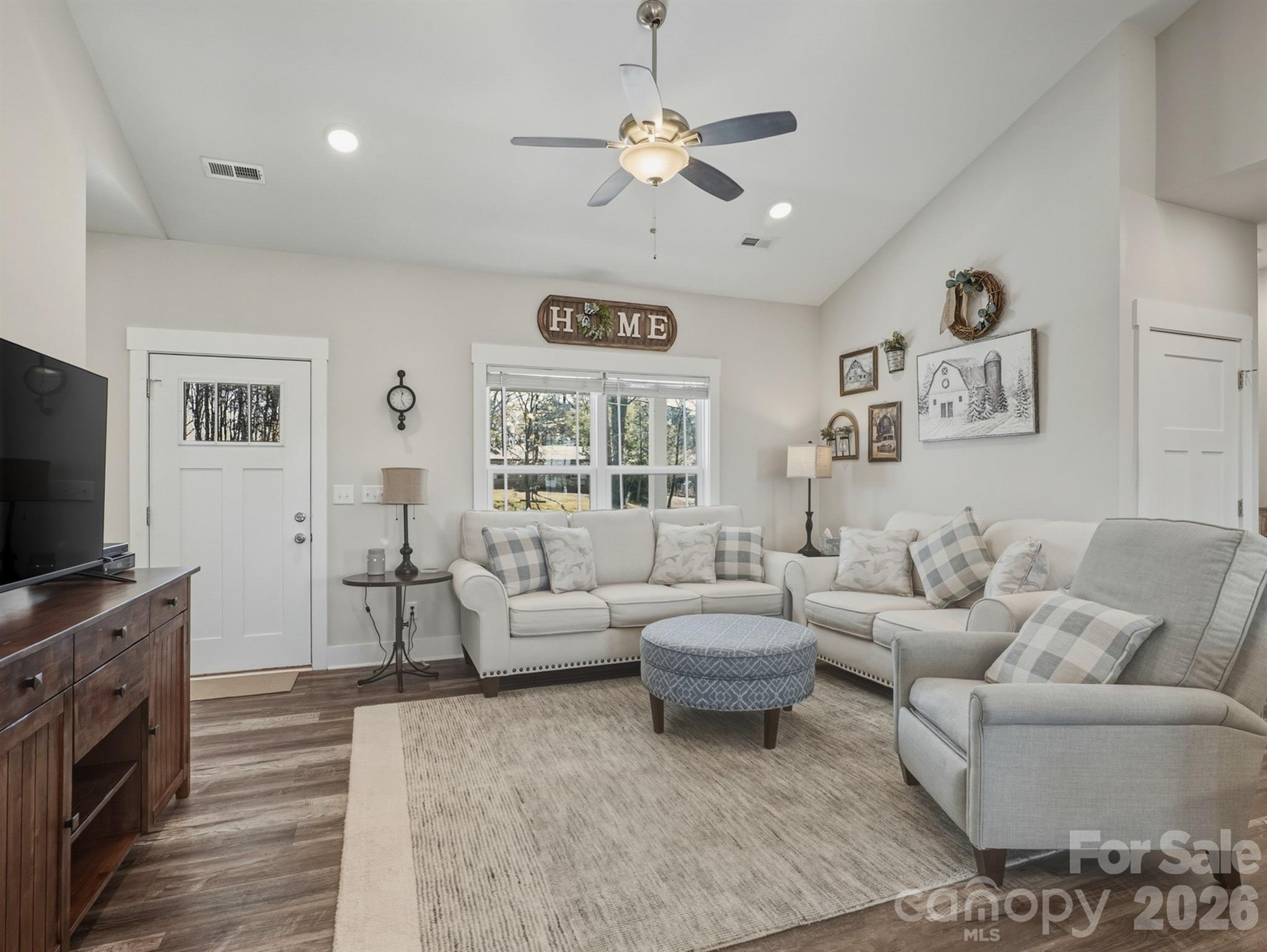 9464 Riviera Drive Property Photo 4
