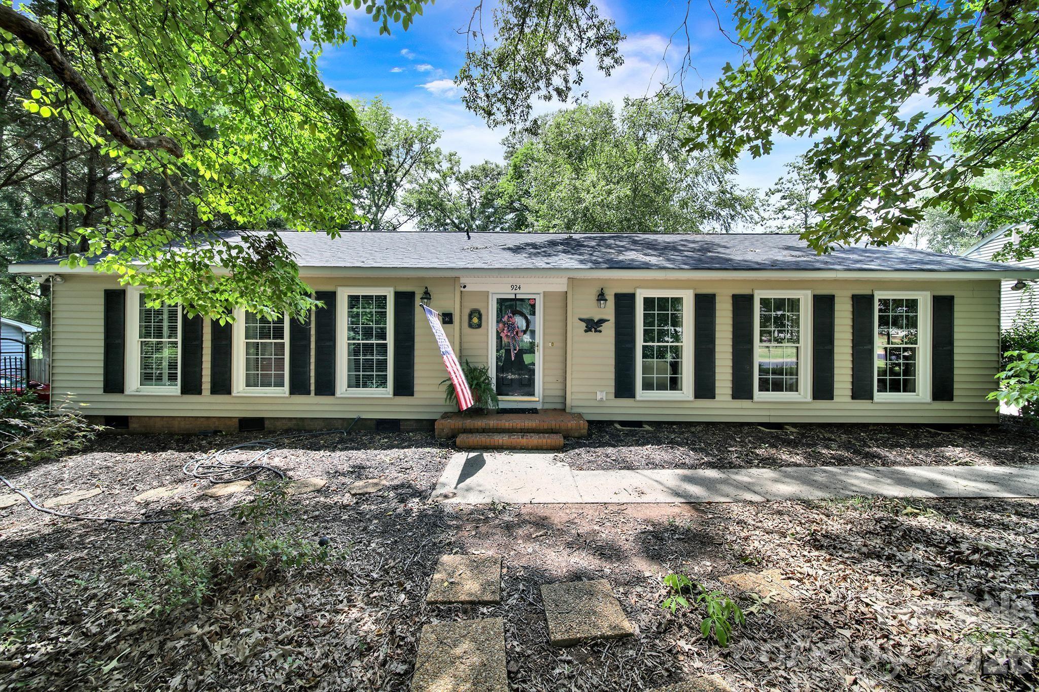 924 Glenshannon Road Property Photo 1