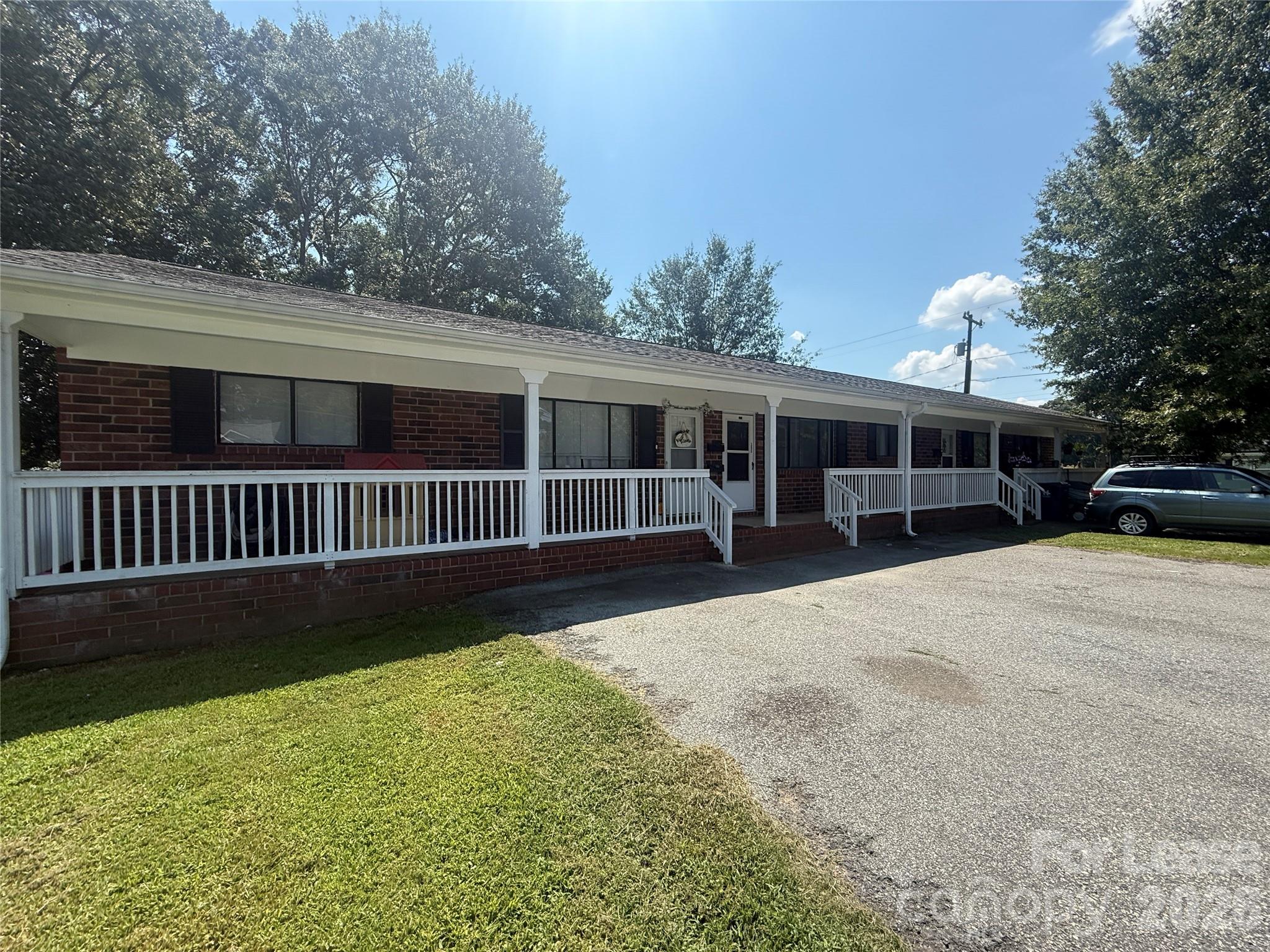 155 W College Street Property Photo 2