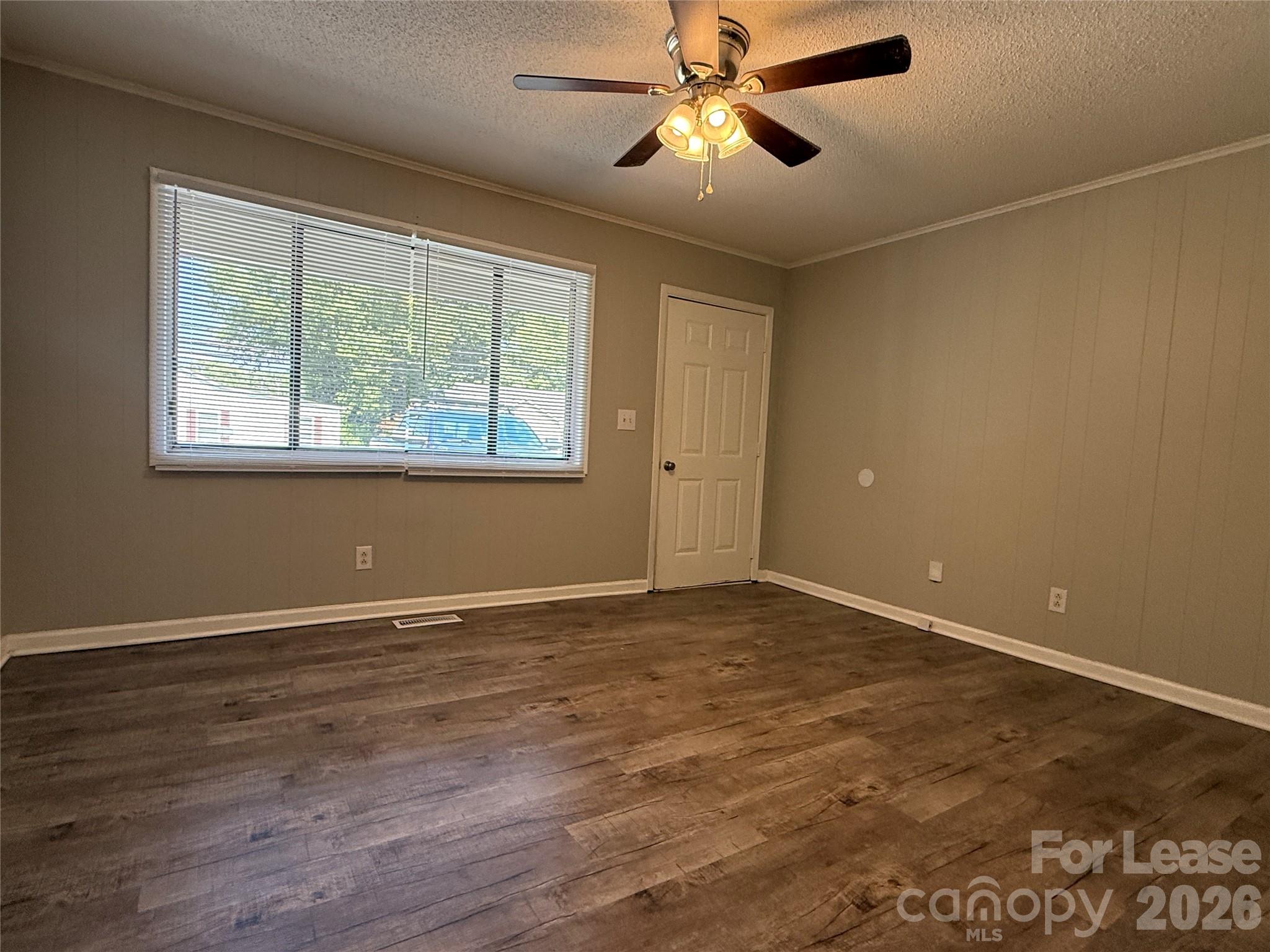 155 W College Street Property Photo 4