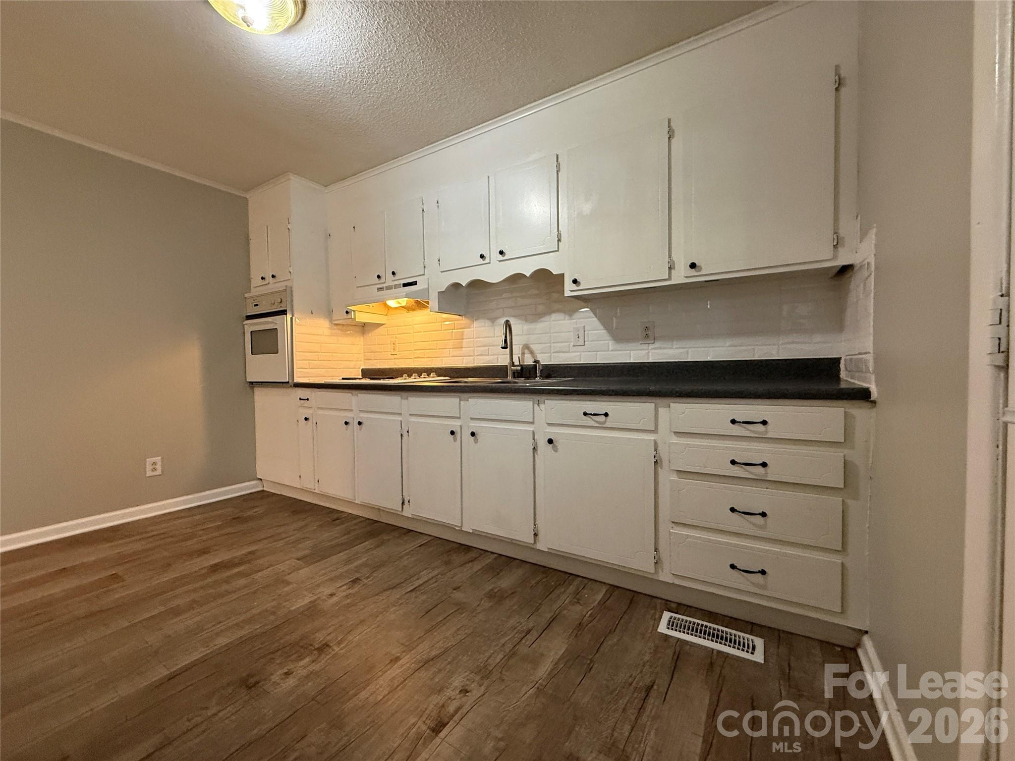 155 W College Street Property Photo 9