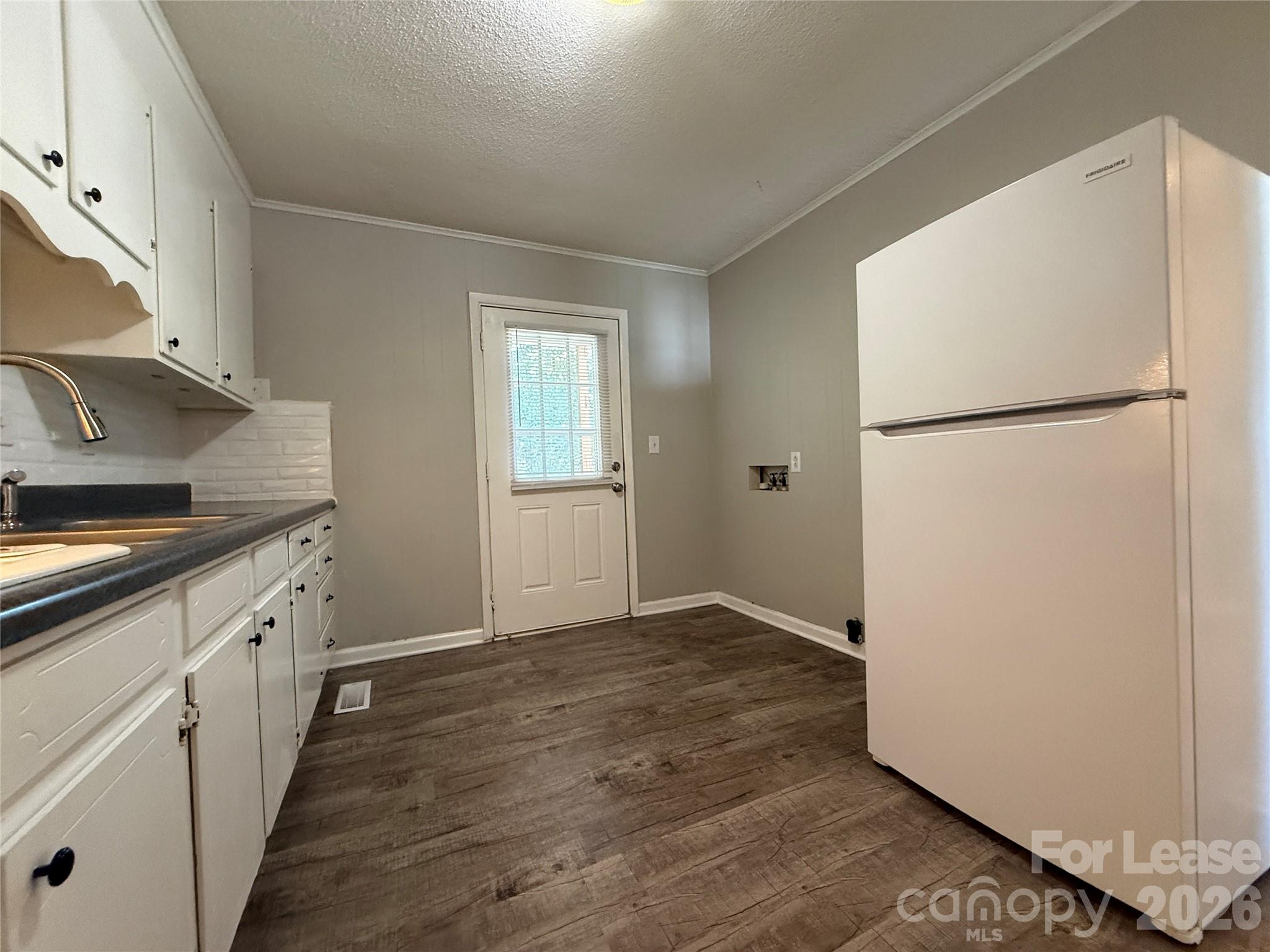 155 W College Street Property Photo 11