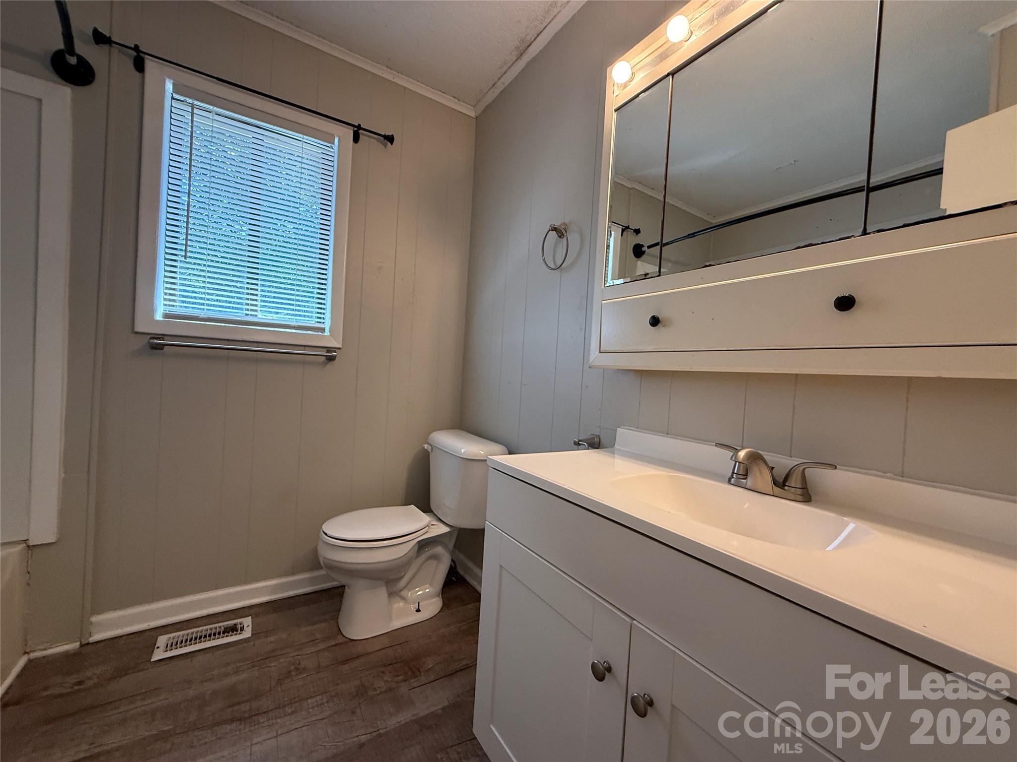155 W College Street Property Photo 16