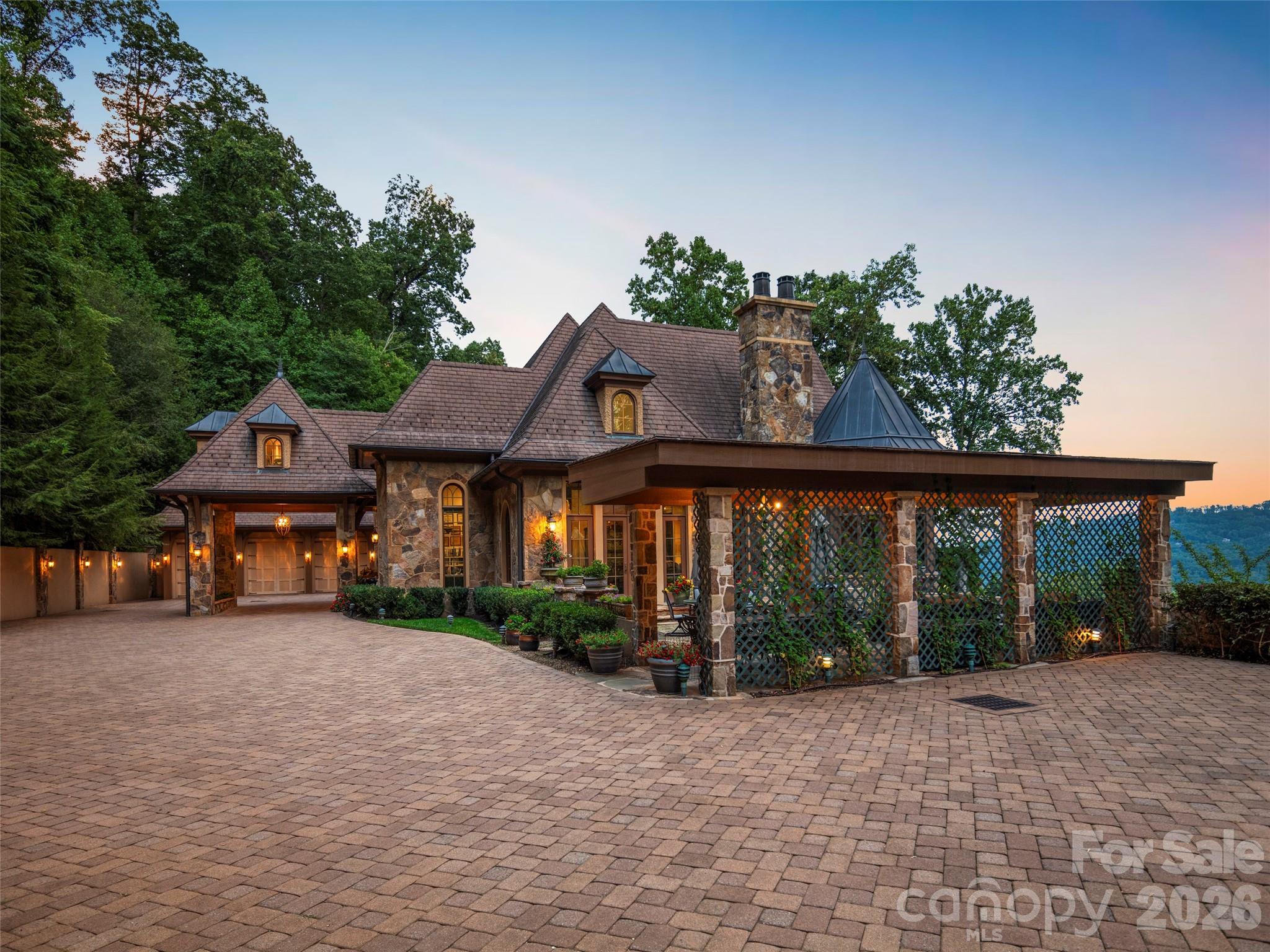 994 Clovertop Lane Property Photo 2