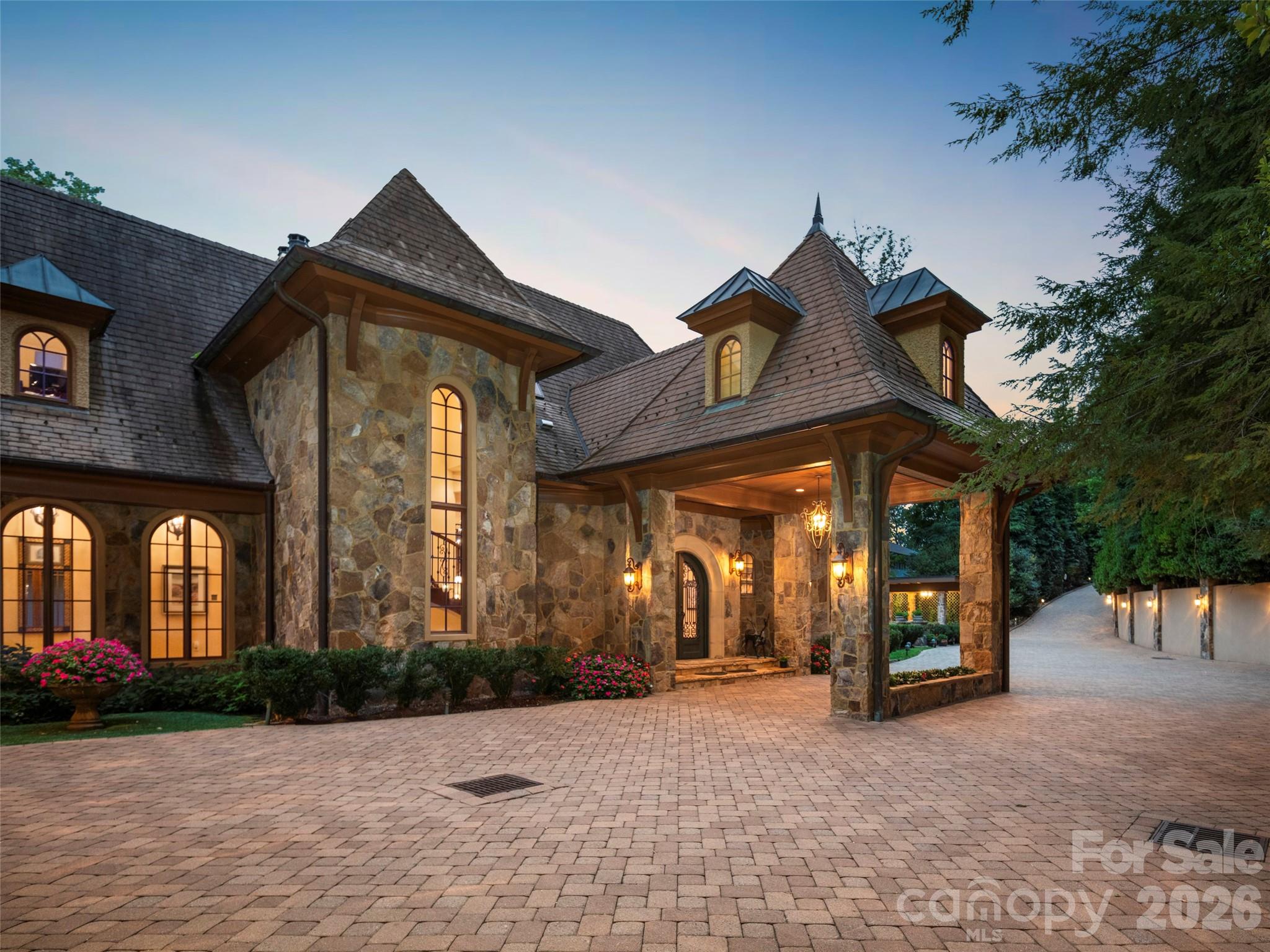 994 Clovertop Lane Property Photo 3