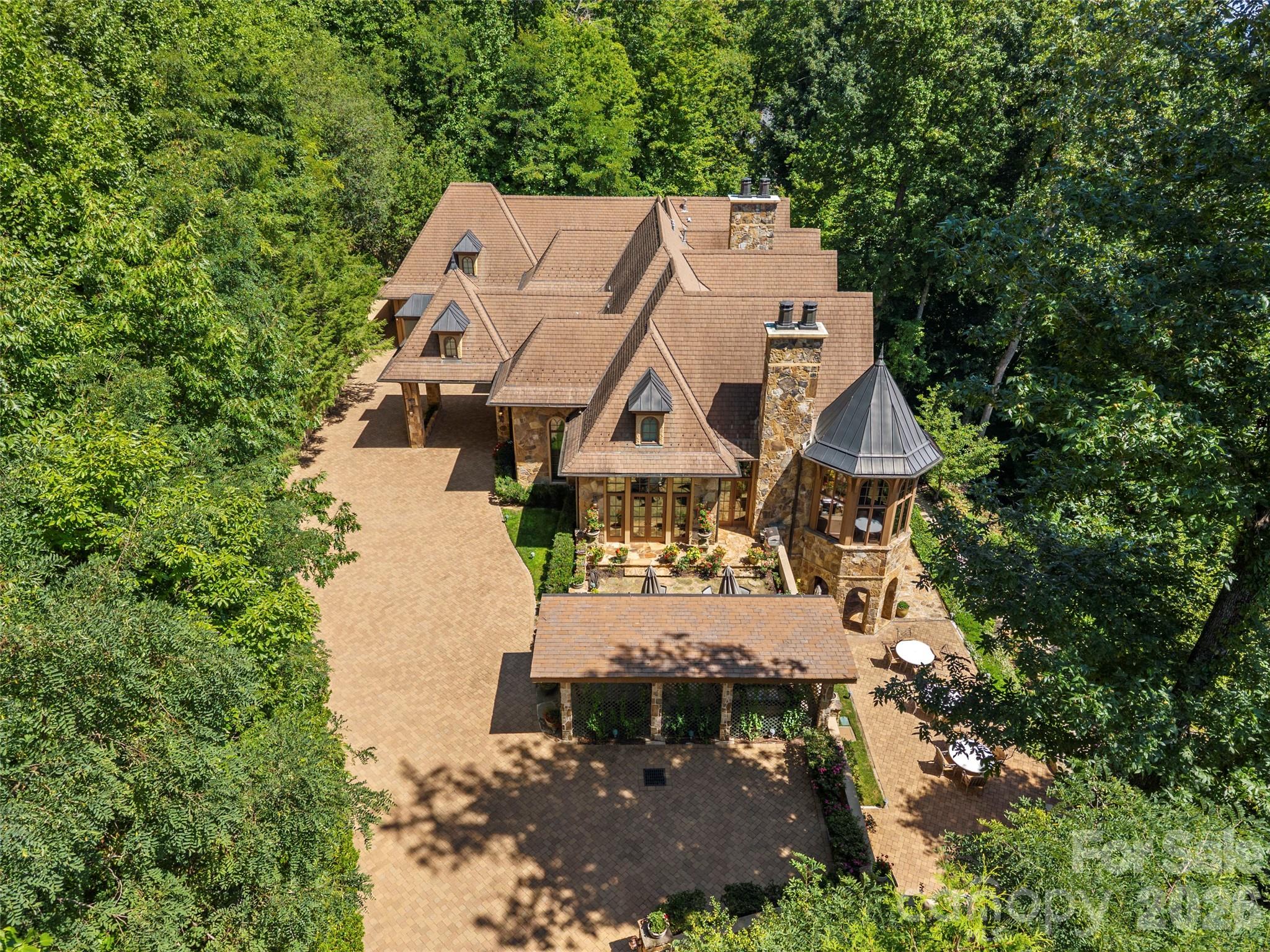 994 Clovertop Lane Property Photo 4