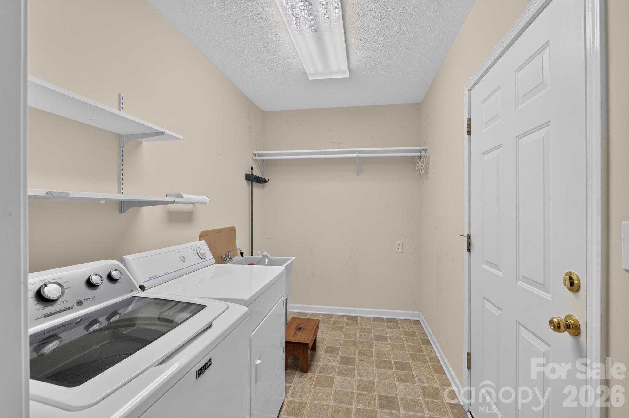 2305 Good Shepard Court Property Photo 20