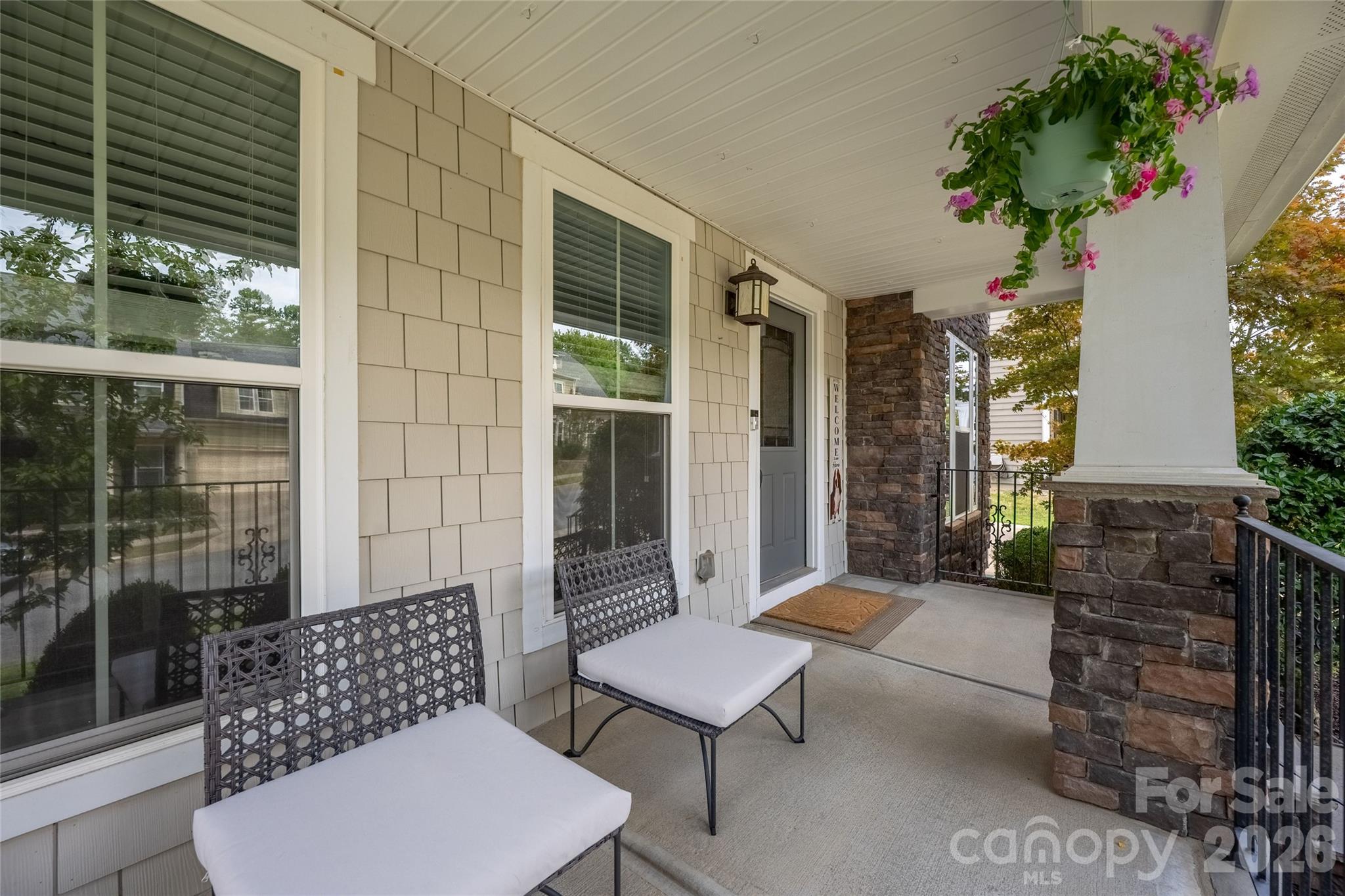 11708 Warfield Avenue Property Photo 4