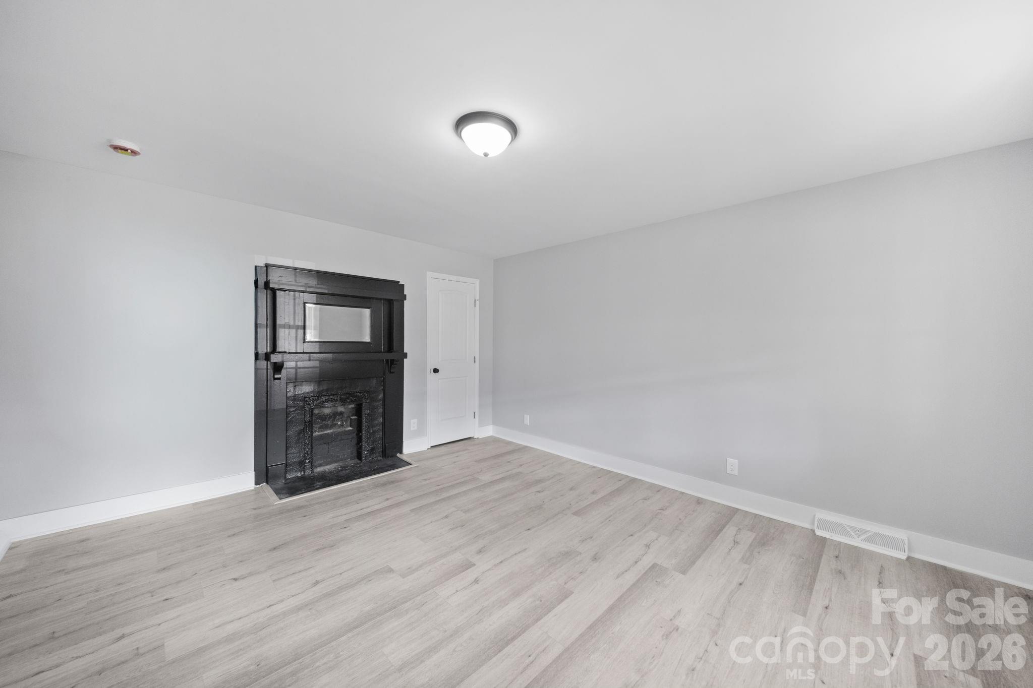 807 N Walnut Street Property Photo 8