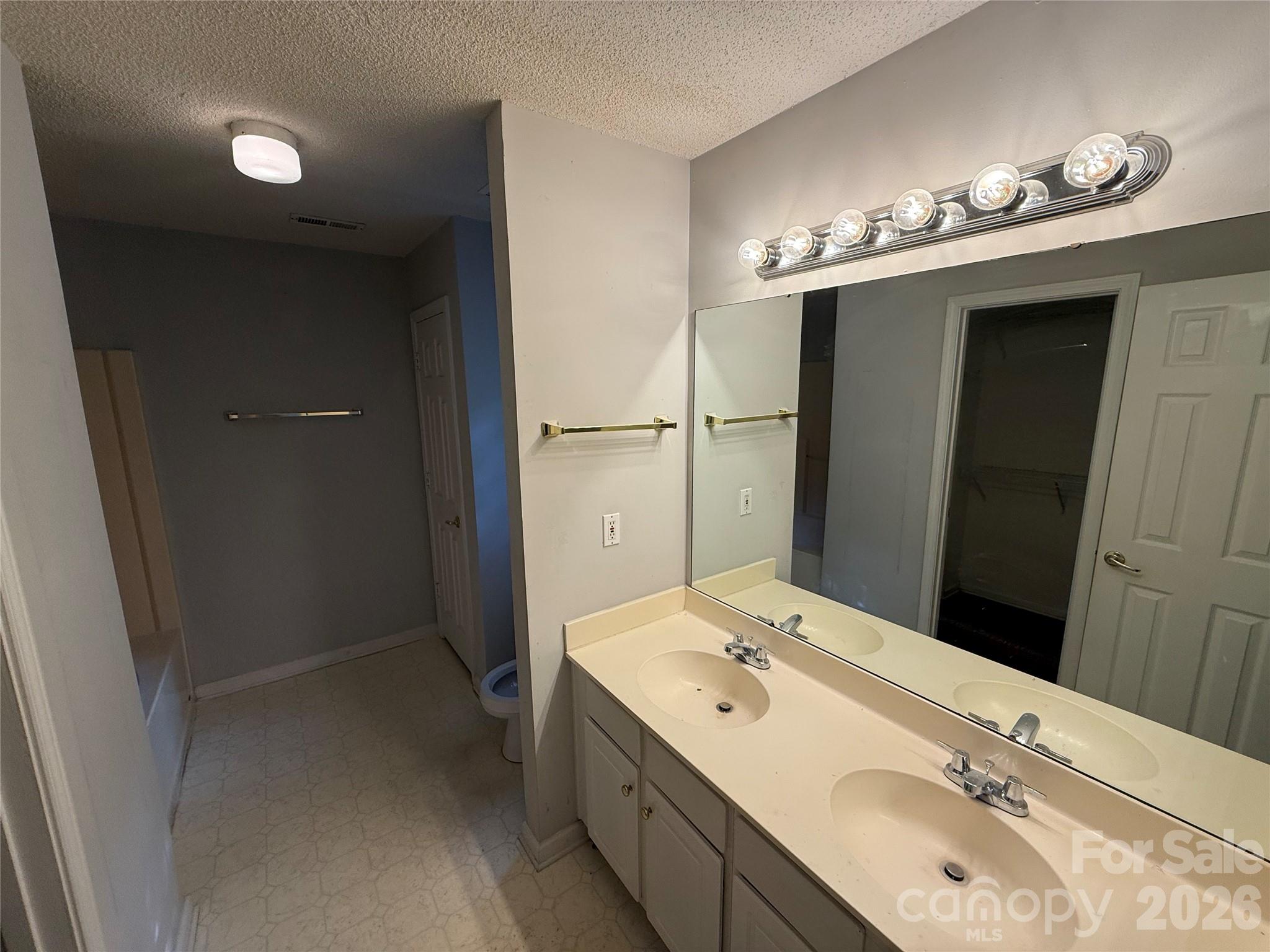 2615 Robyns Glen Drive Property Photo 10