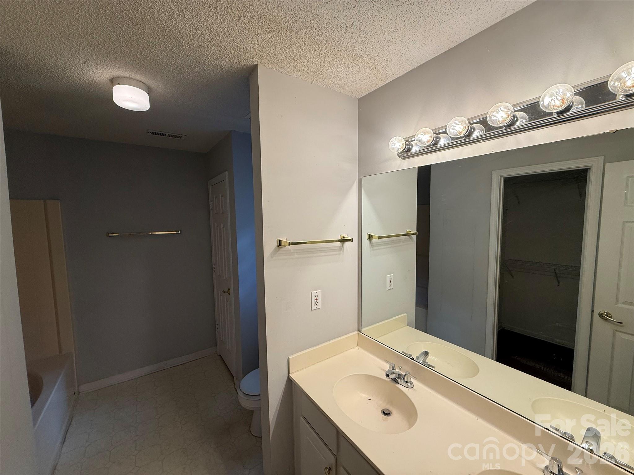 2615 Robyns Glen Drive Property Photo 11
