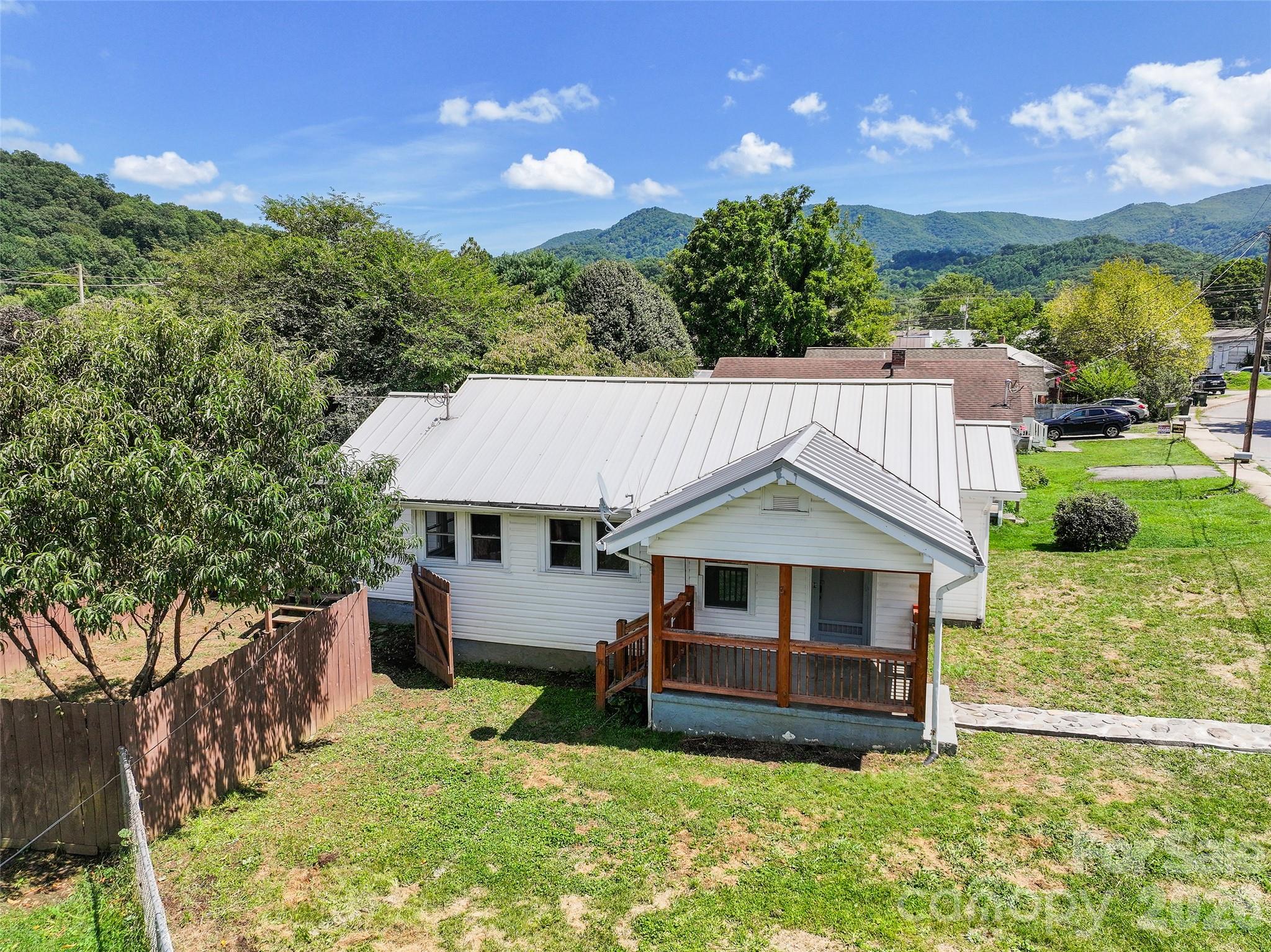 417 Riverbend Street Property Photo 2