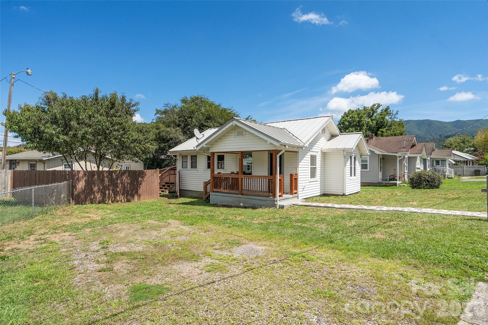417 Riverbend Street Property Photo 3