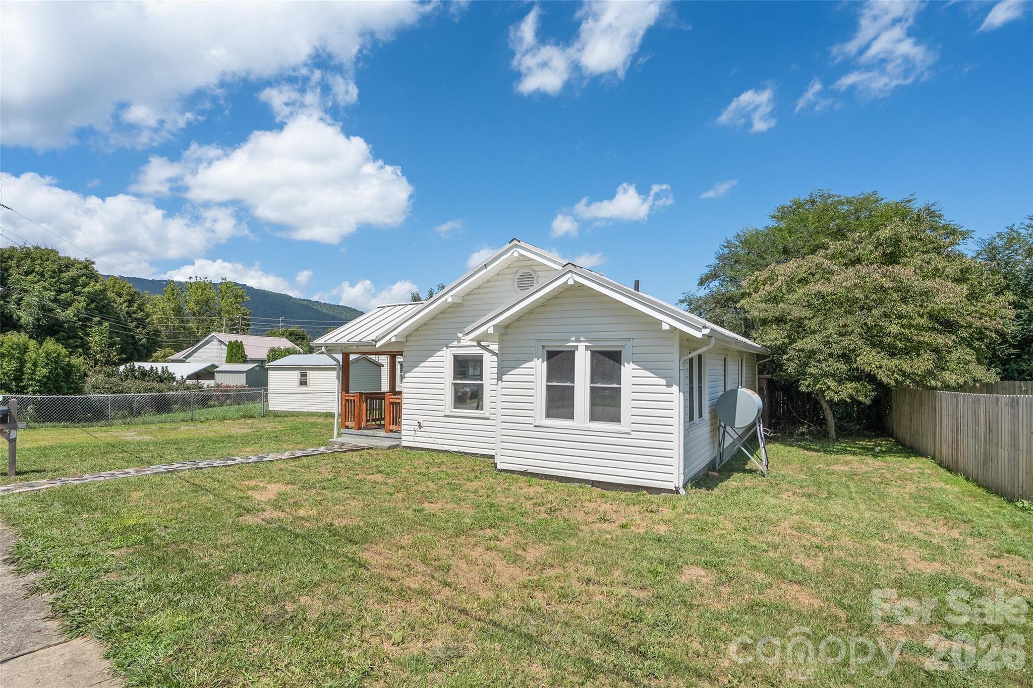 417 Riverbend Street Property Photo 4