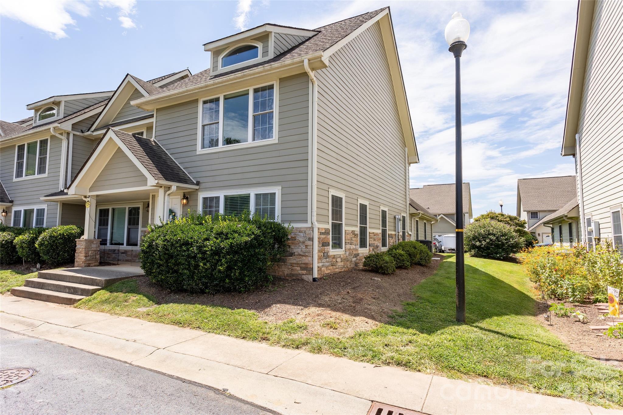 14 Rotunda Circle Property Photo 4