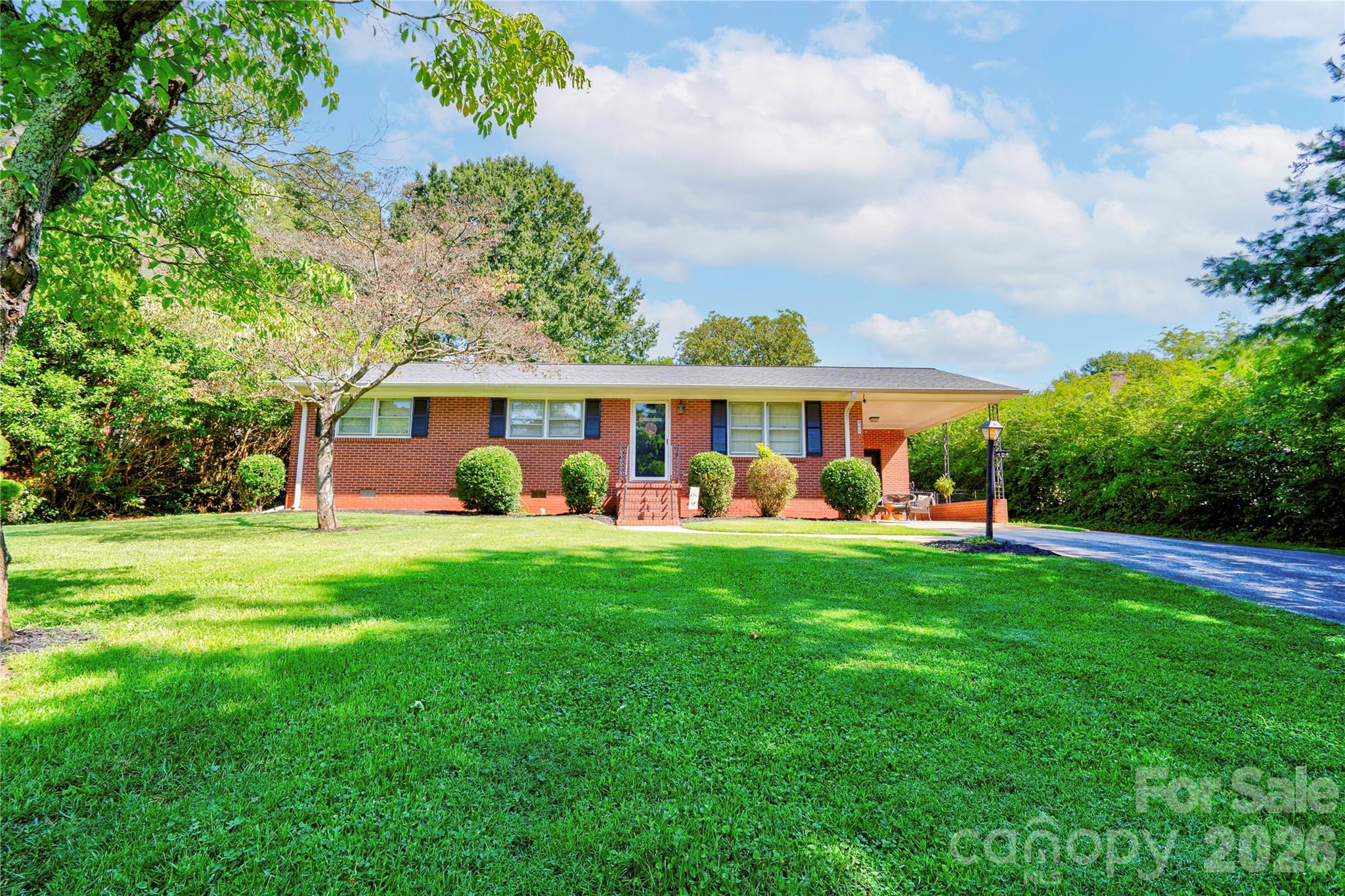 404 Pineview Drive Property Photo 1