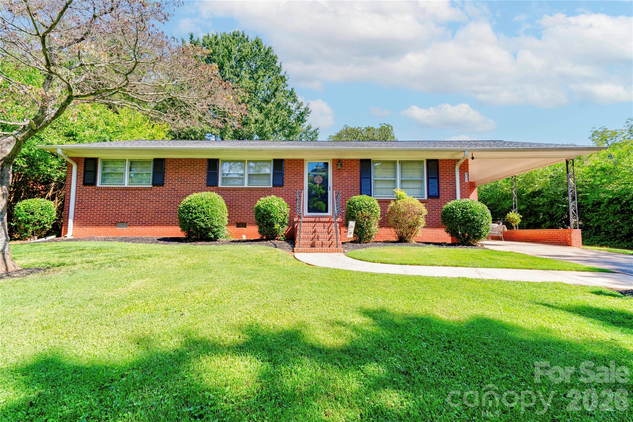 404 Pineview Drive Property Photo 2
