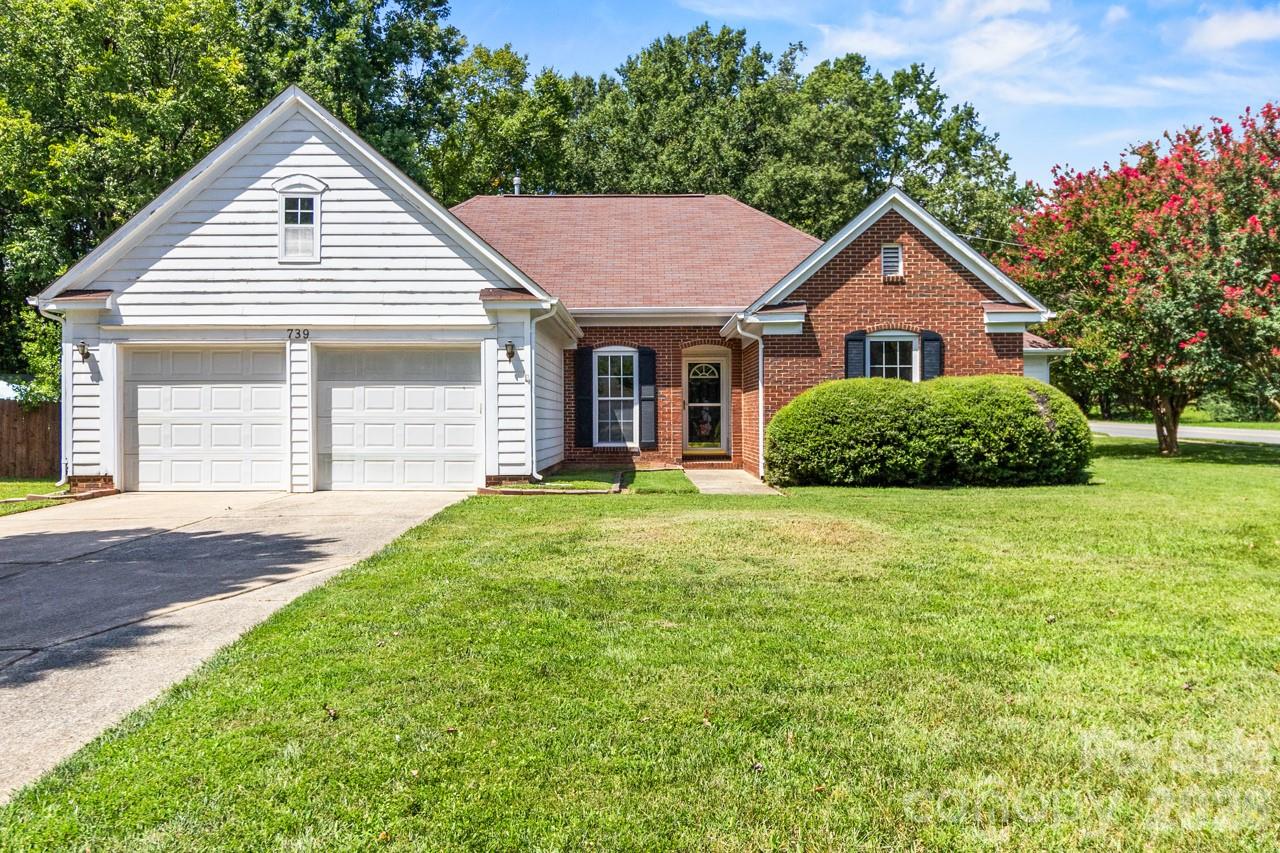 739 Oakbluff Circle Property Photo 1