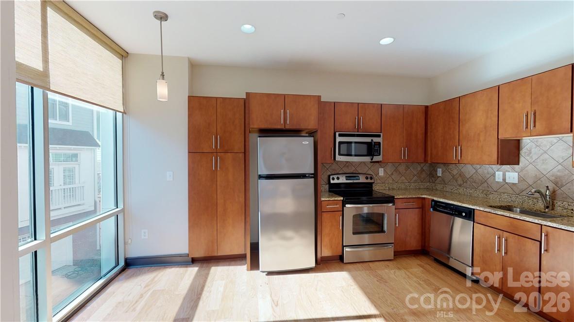 2200 Lyndhurst Avenue 105 Property Photo 4