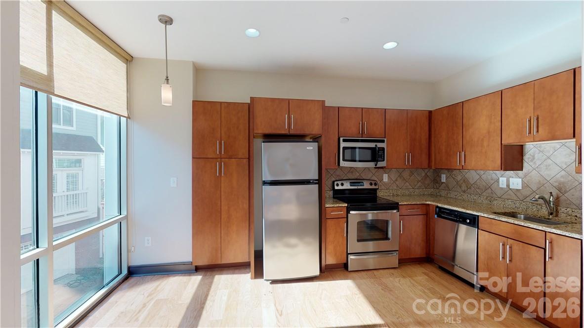 2200 Lyndhurst Avenue 105 Property Photo 5