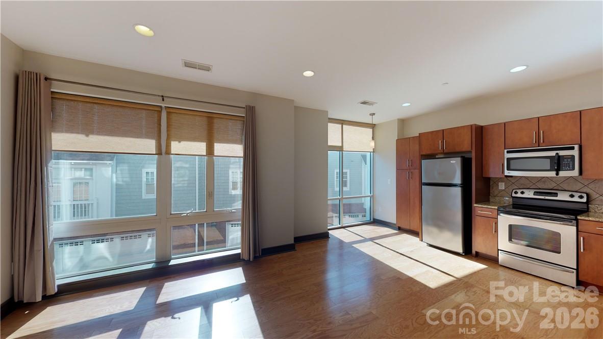 2200 Lyndhurst Avenue 105 Property Photo 6