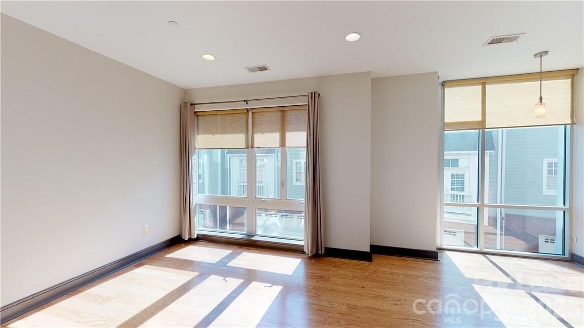 2200 Lyndhurst Avenue 105 Property Photo 7