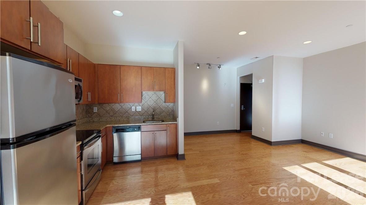 2200 Lyndhurst Avenue 105 Property Photo 8