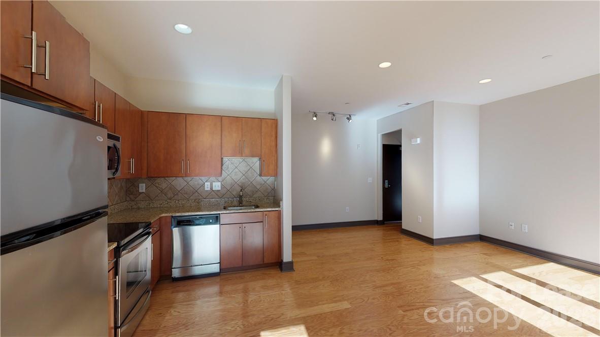 2200 Lyndhurst Avenue 105 Property Photo 9