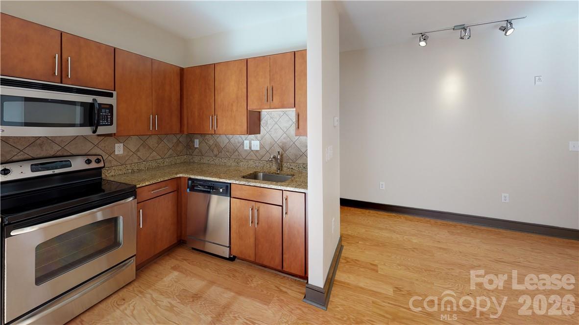 2200 Lyndhurst Avenue 105 Property Photo 10