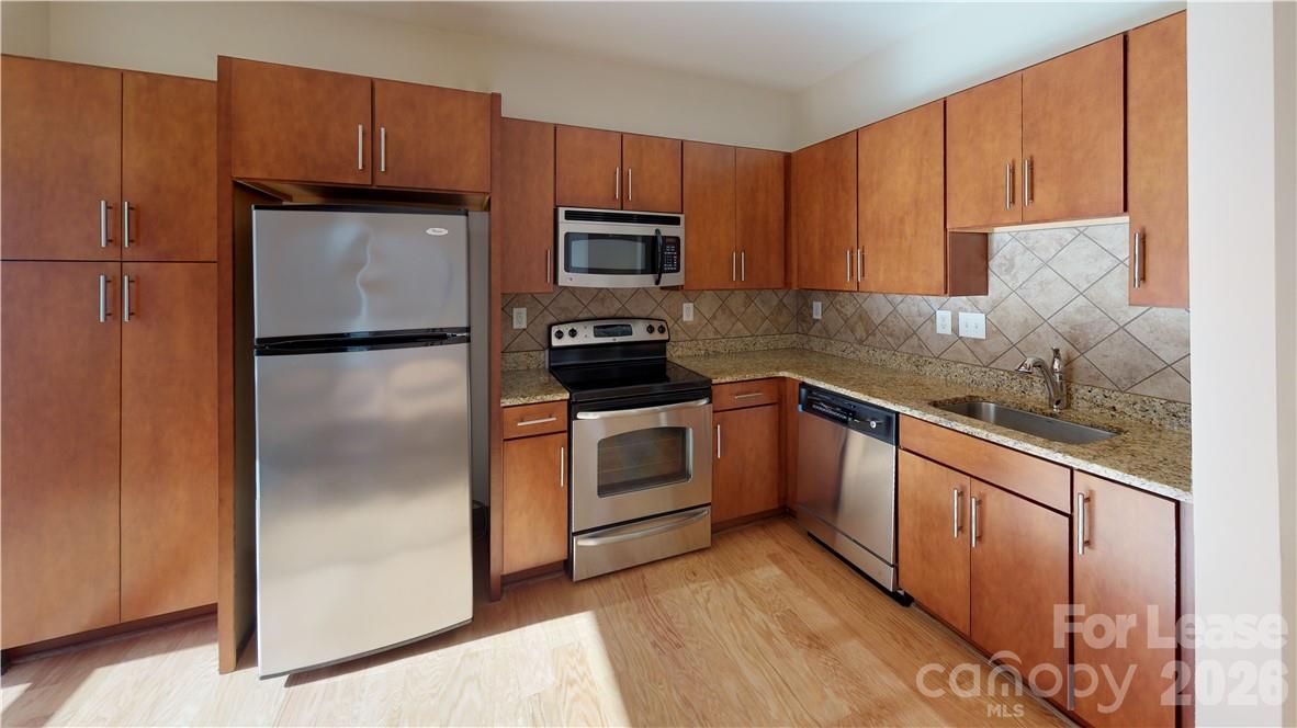 2200 Lyndhurst Avenue 105 Property Photo 12
