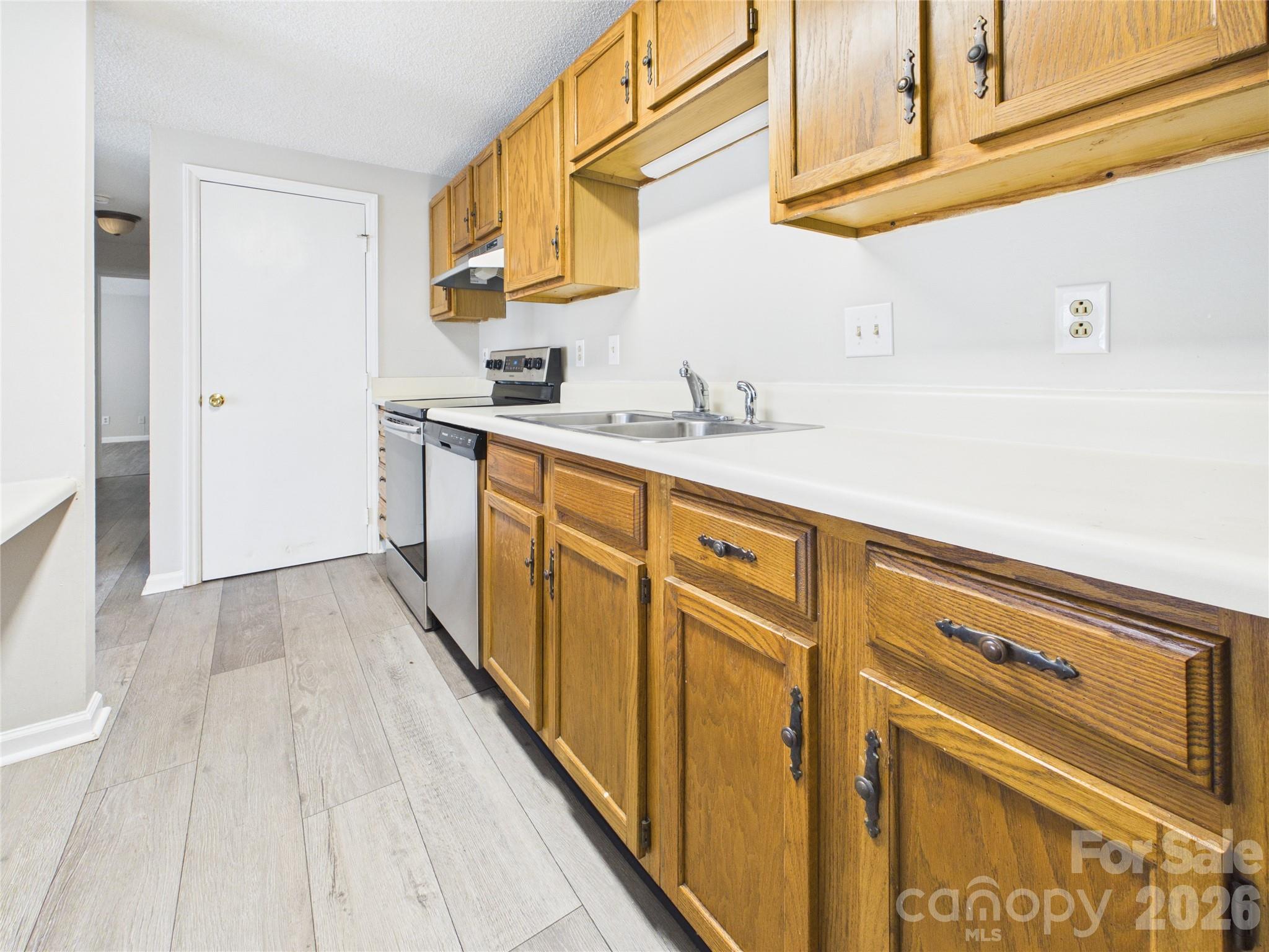 9511 Shannon Green Drive Apt E Property Photo 5