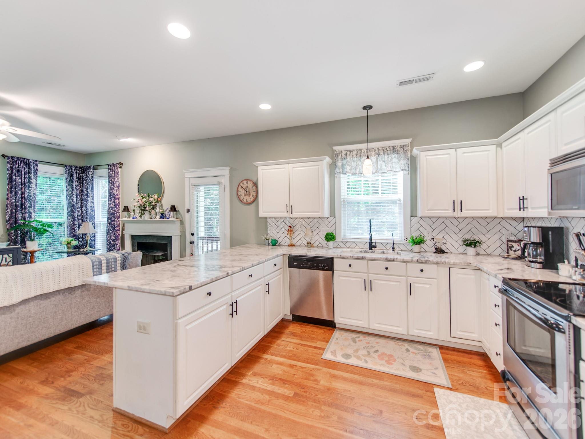 16415 Kelly Park Circle Property Photo 13