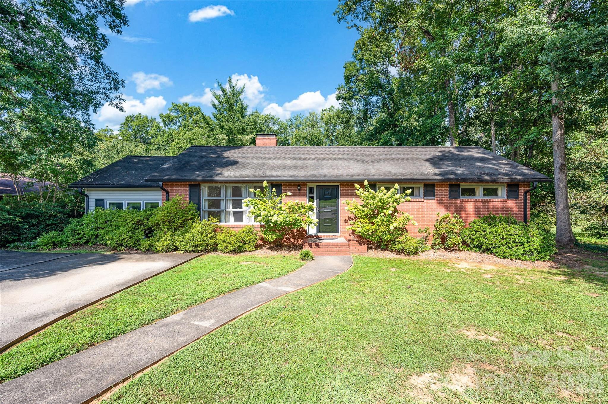 427 S Magnolia Street Property Photo 1
