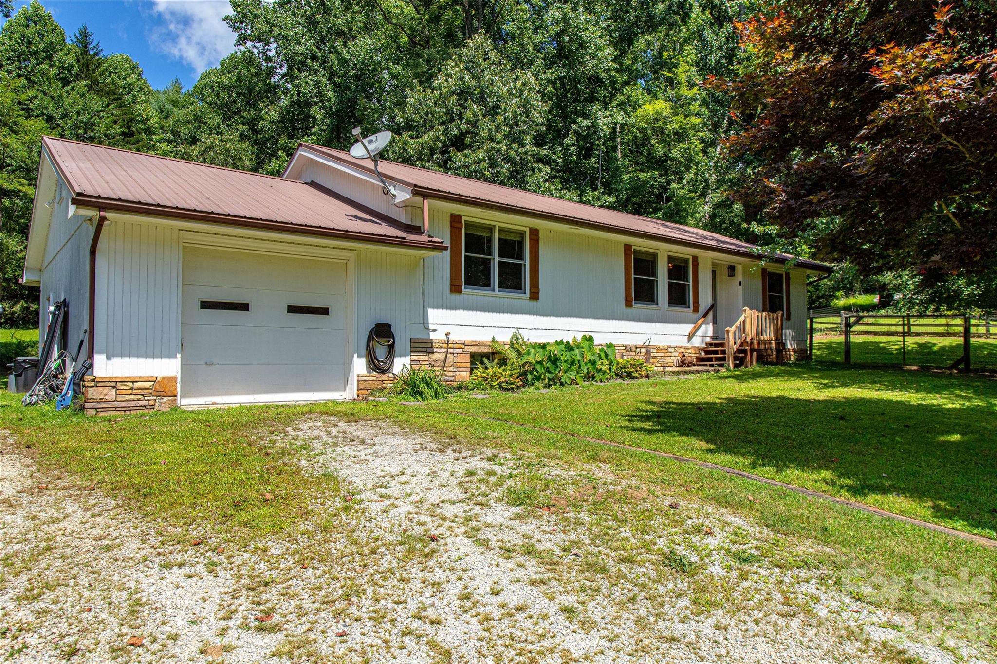 570 Flat Creek Valley Road Property Photo 3