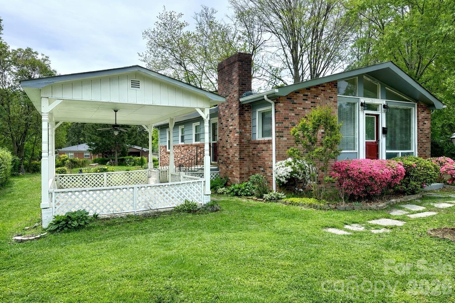 1003 Robinhood Lane Property Photo 2