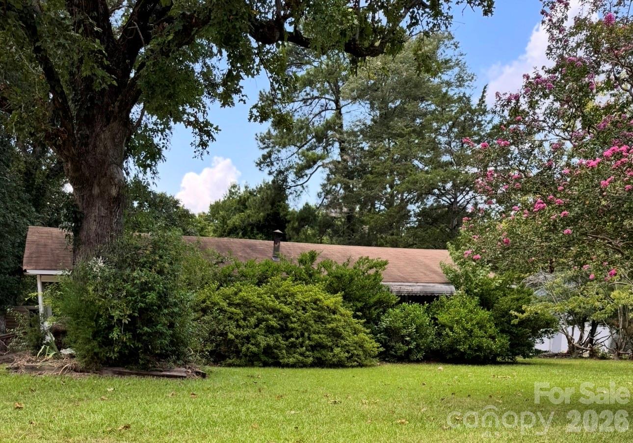 1586 Hillcrest Avenue Property Photo 1