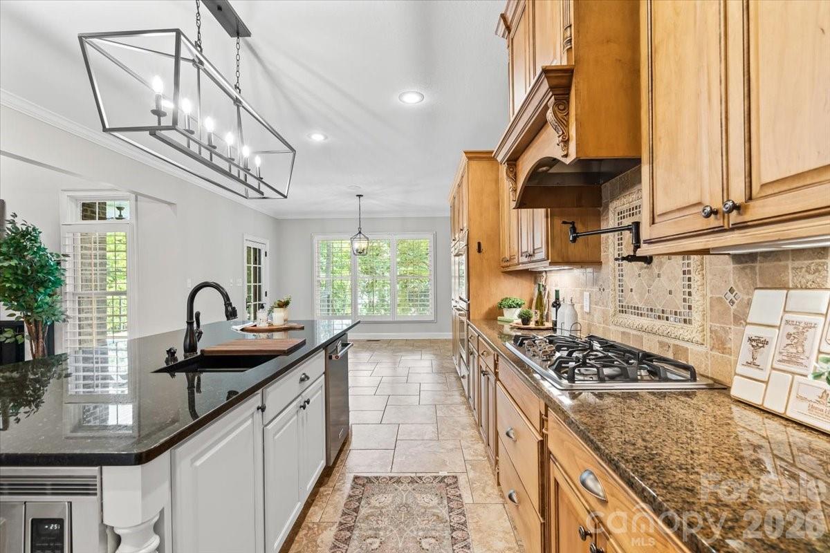 7832 Chapel Creek Drive Property Photo 10