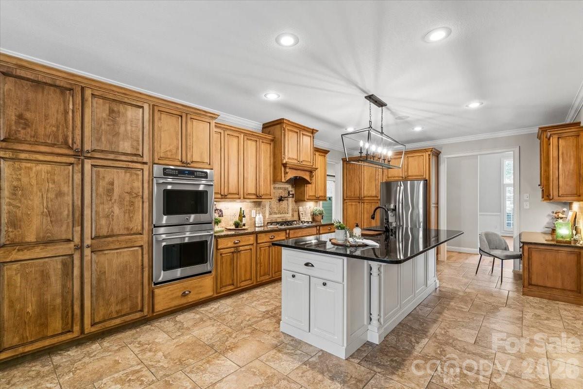 7832 Chapel Creek Drive Property Photo 14