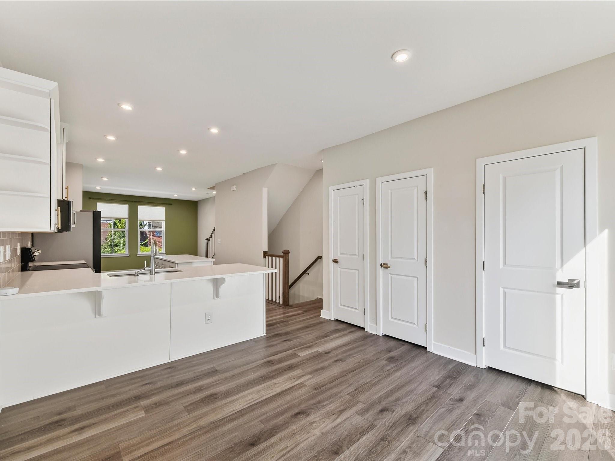 324 Yorkshire Drive Property Photo 7