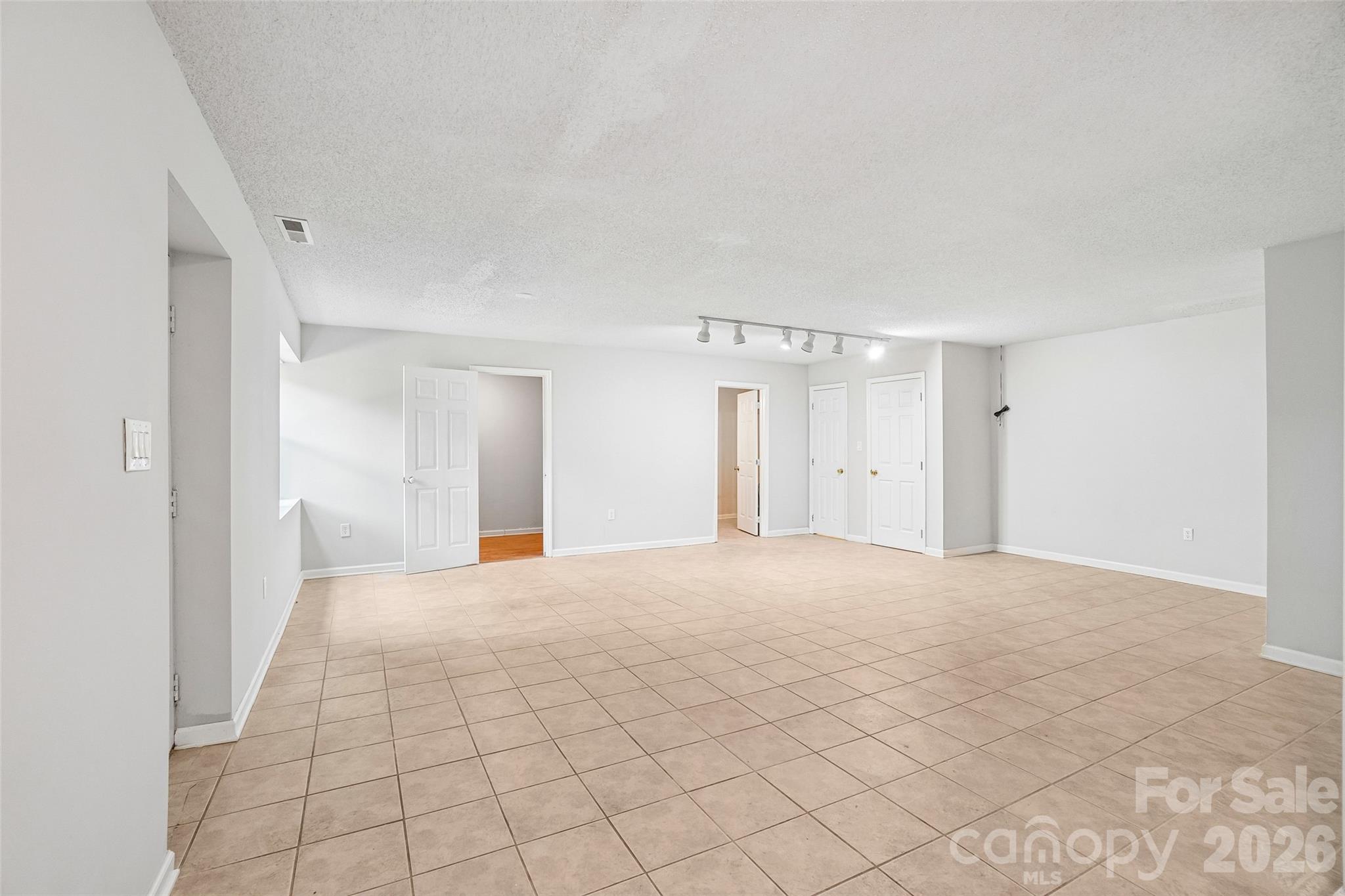 19 Jupiter Heights Property Photo 27