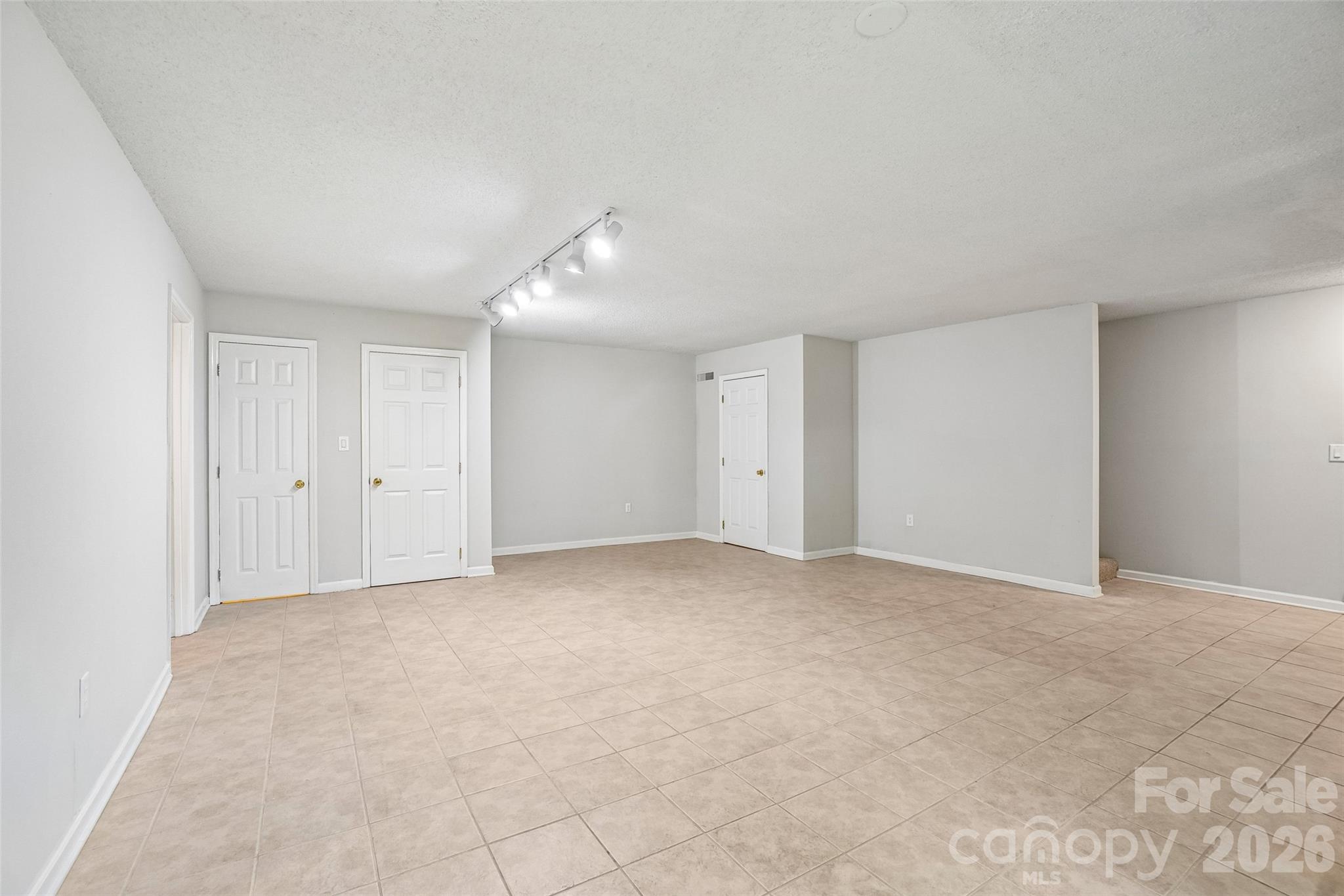 19 Jupiter Heights Property Photo 28