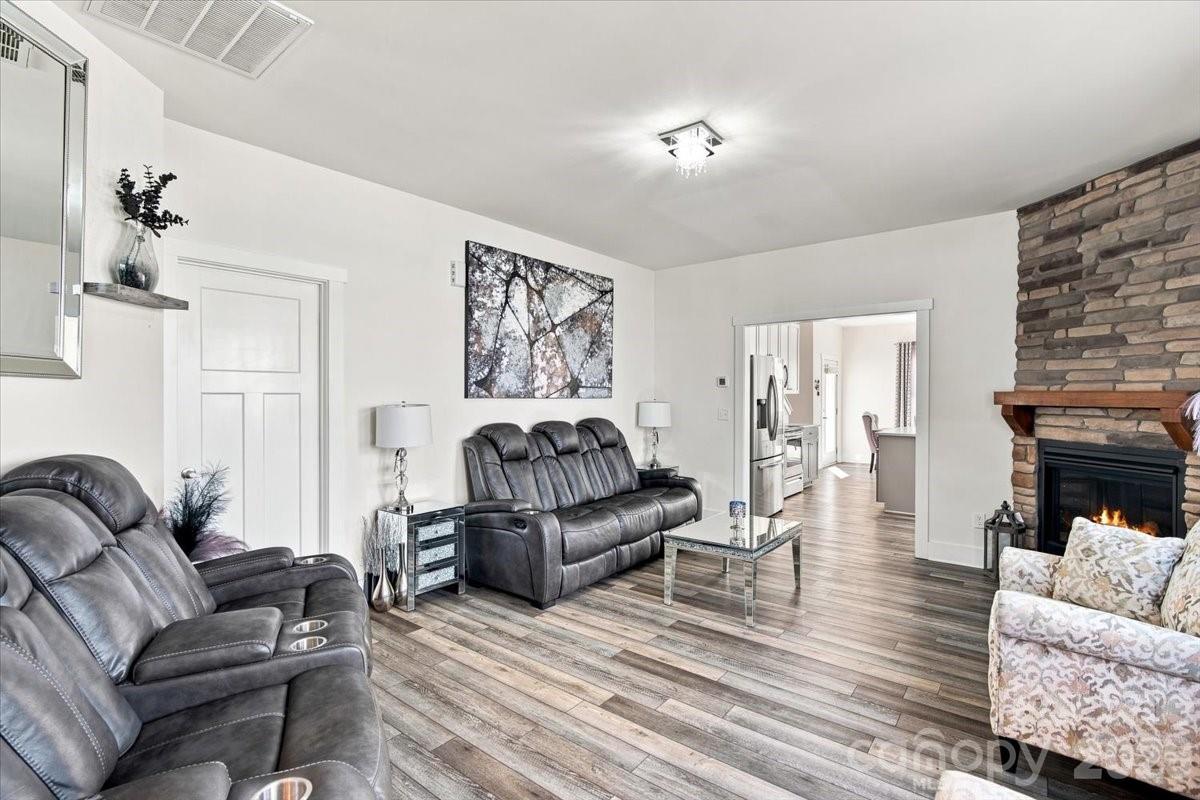 15 Hyde Park Place Property Photo 7