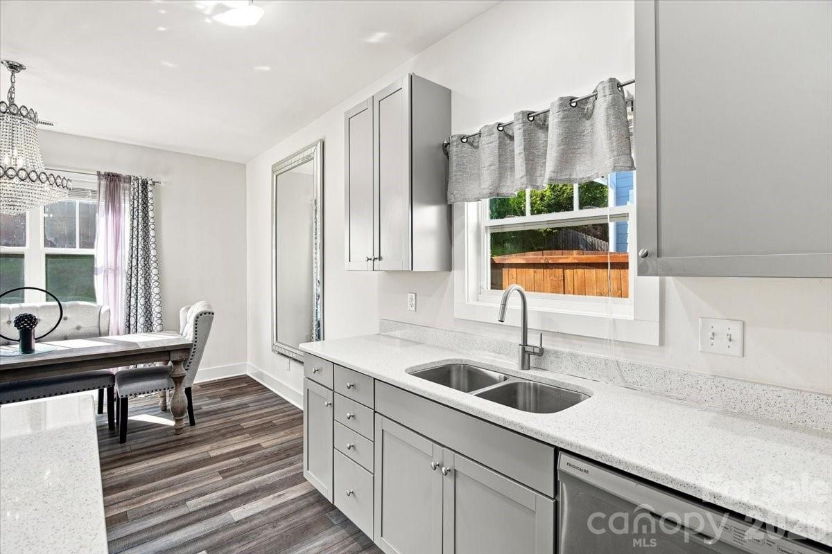 15 Hyde Park Place Property Photo 14