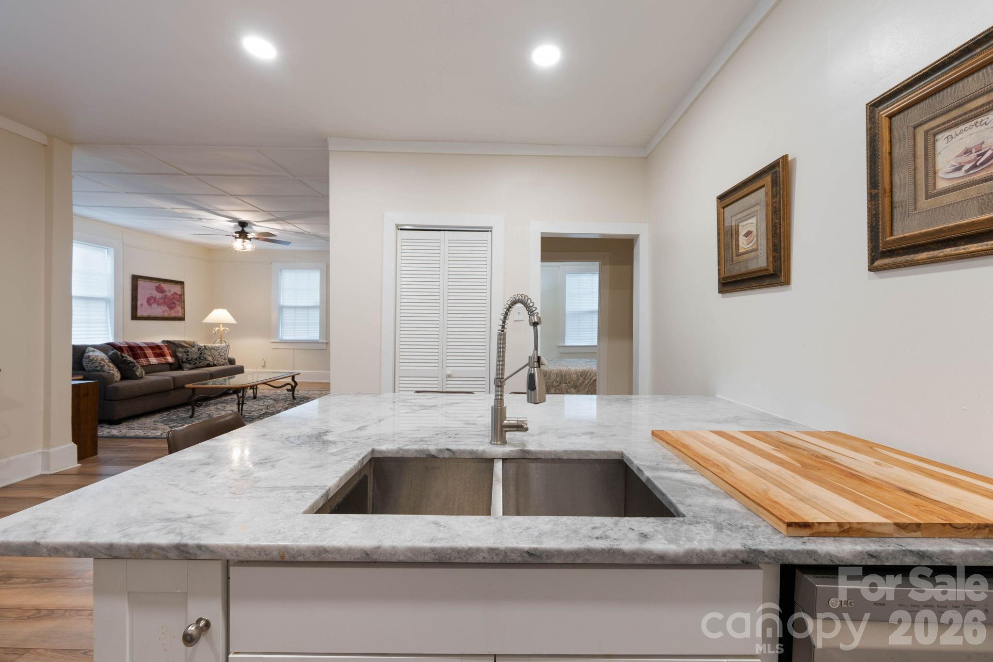 1208 Phillips Court Property Photo 3